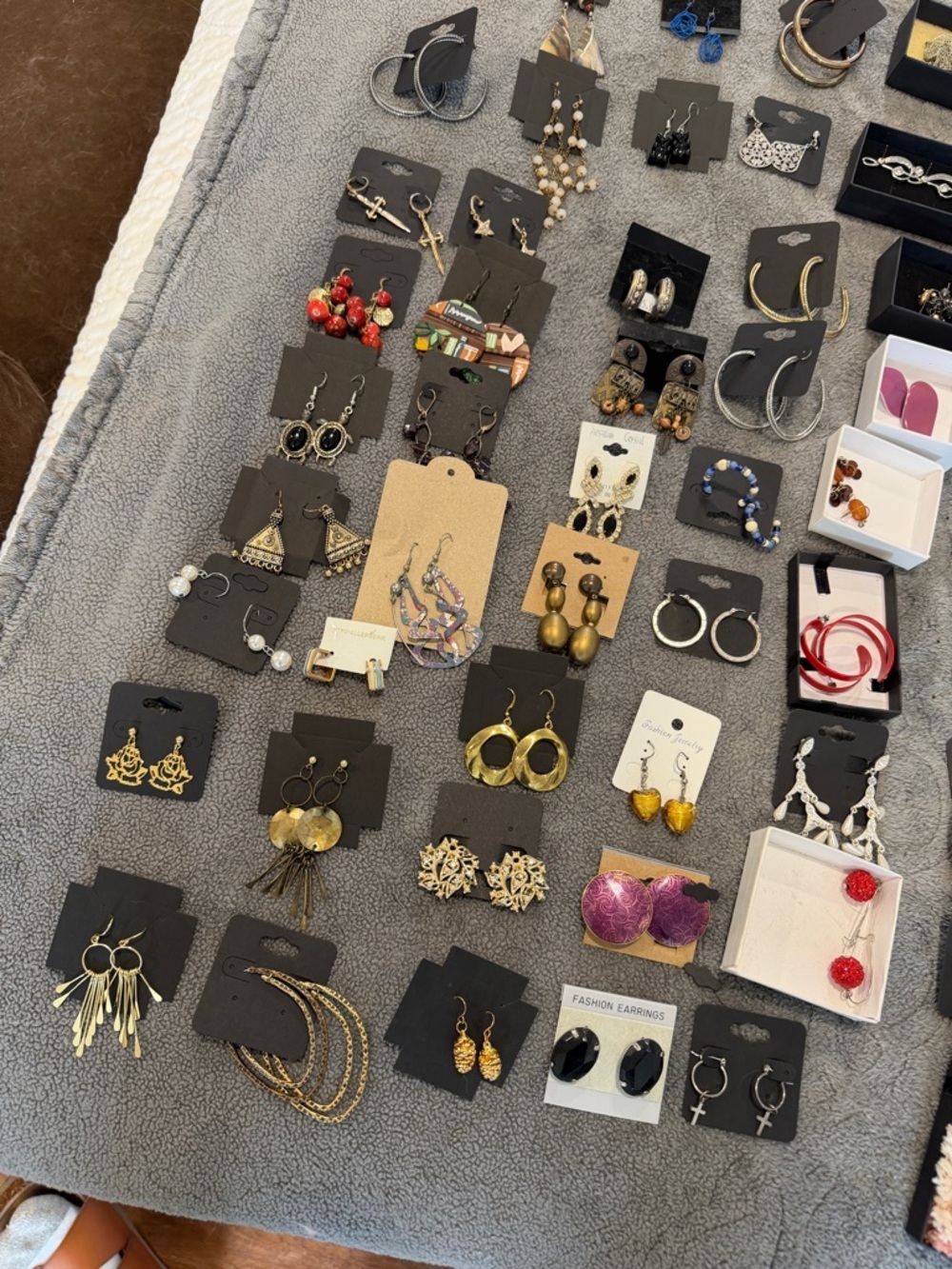 70 pairs of Assorted Women's vintage and new Earrings - All Styles - Picture 8 of 14